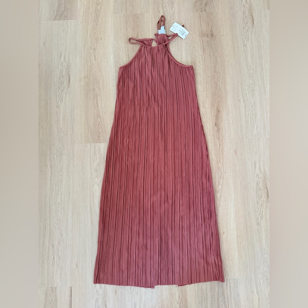 Elegant Pleated Sleeveless Dress in Rust